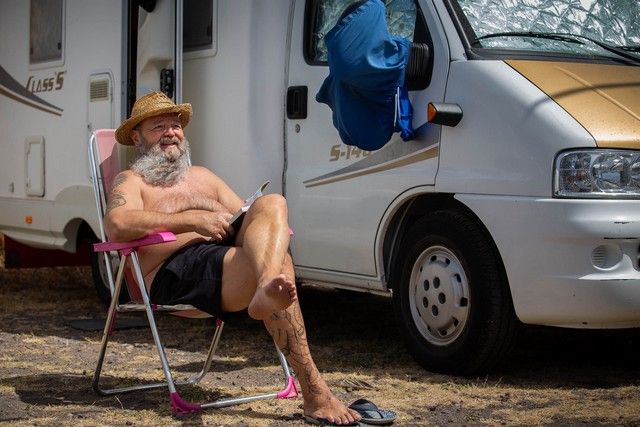 Caravanistas instalados en la zona de aparcamiento de la playa de Las Teresitas