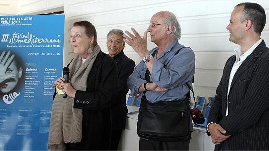 Schmidt bromea con Carlos Saura ante la sonrisa de Zubin Mehta y Francisco Negrín.