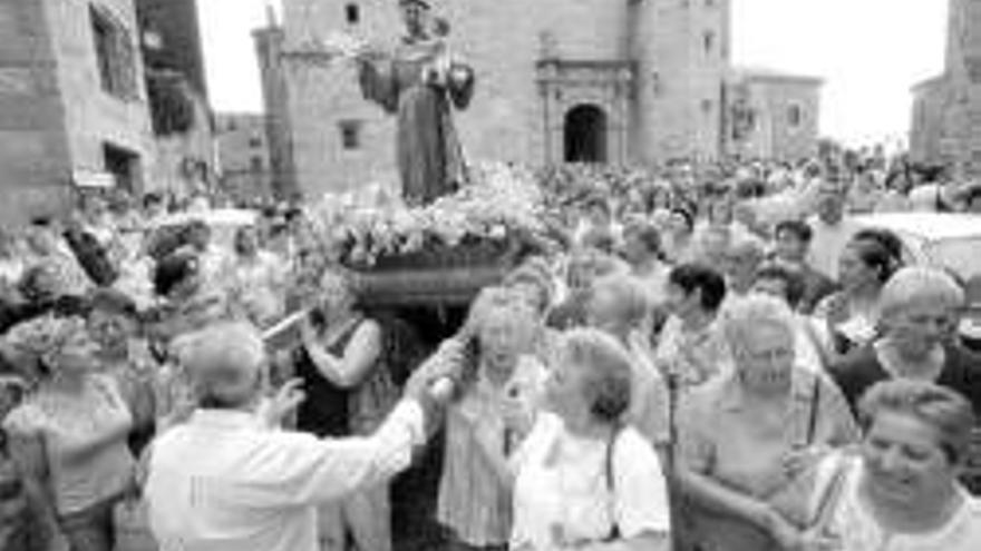 SAN ANTONIO RECORRE LAS CALLES DEL CASCO ANTIGUO CACEREÑO