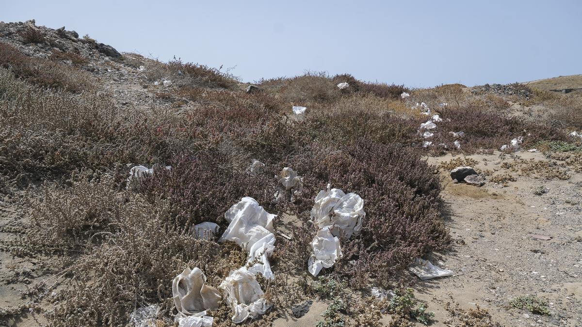 Restos de basura en el entorno de Tufia.