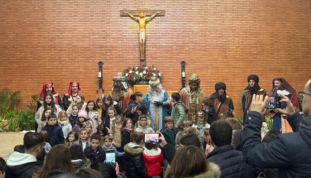Acto de bienvenida a los Reyes Magos en la parroquia de Sant Francesc, en Oliva.