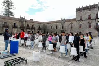 La música une a los institutos de Cambados en la plaza de Fefiñáns