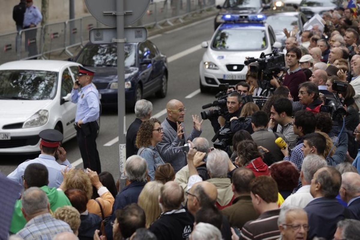 Raül Romeva atén les preguntes dels periodistes, a l’arribar al TSJC.