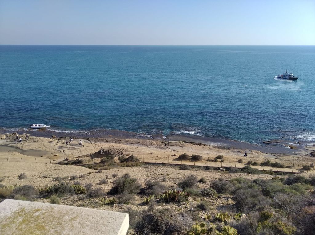 Interceptan a 12 inmigrantes tras llegar en una patera al Cabo de las Huertas