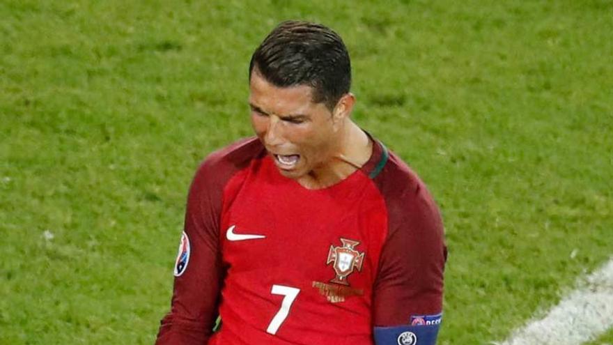 Cristiano Ronaldo se lamenta del fallo en el penalti.