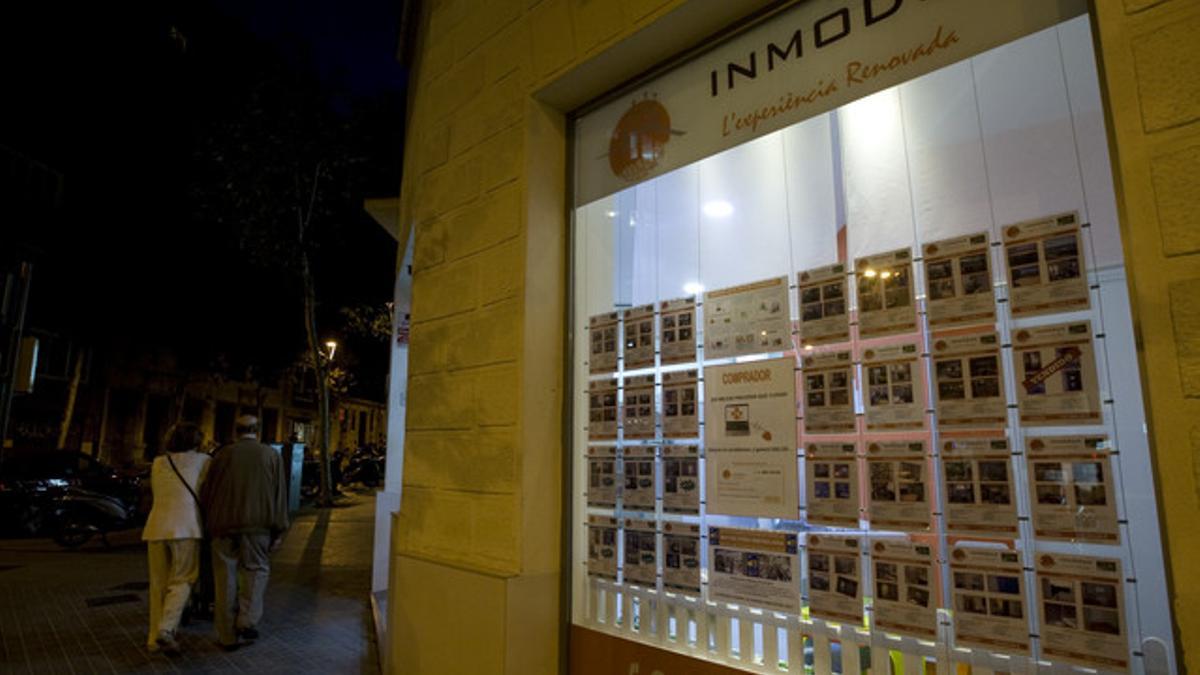 Un escaparate de una nueva agencia de Tecnocasa que ha abierto recientemente en el distrito del Eixample.