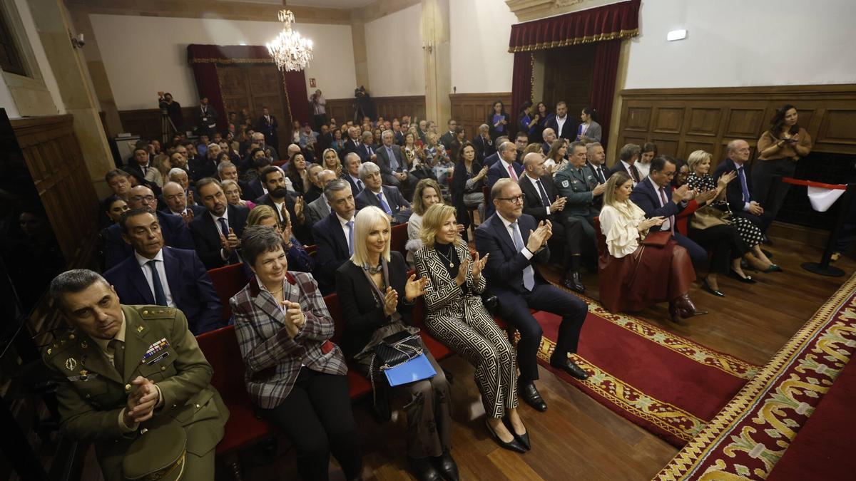 Público en el Edificio Histórico de la Universidad durante un acto.