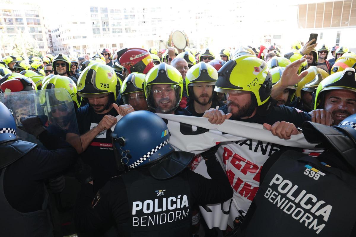 "Da la cara, Toni Pérez". Más de 200 bomberos del Consorcio Provincial de Alicante protestan en Benidorm