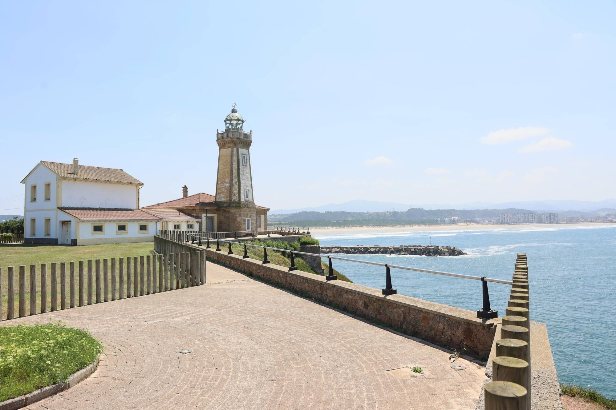 EN IMÁGENES: El faro de Avilés, balcón privilegiado a la ría