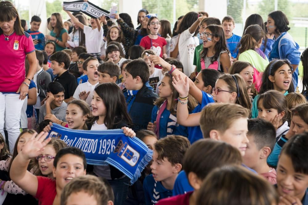 Los jugadores del Real Oviedo, Esteban y Diegui, visitan el colegio de La Corredoria 2