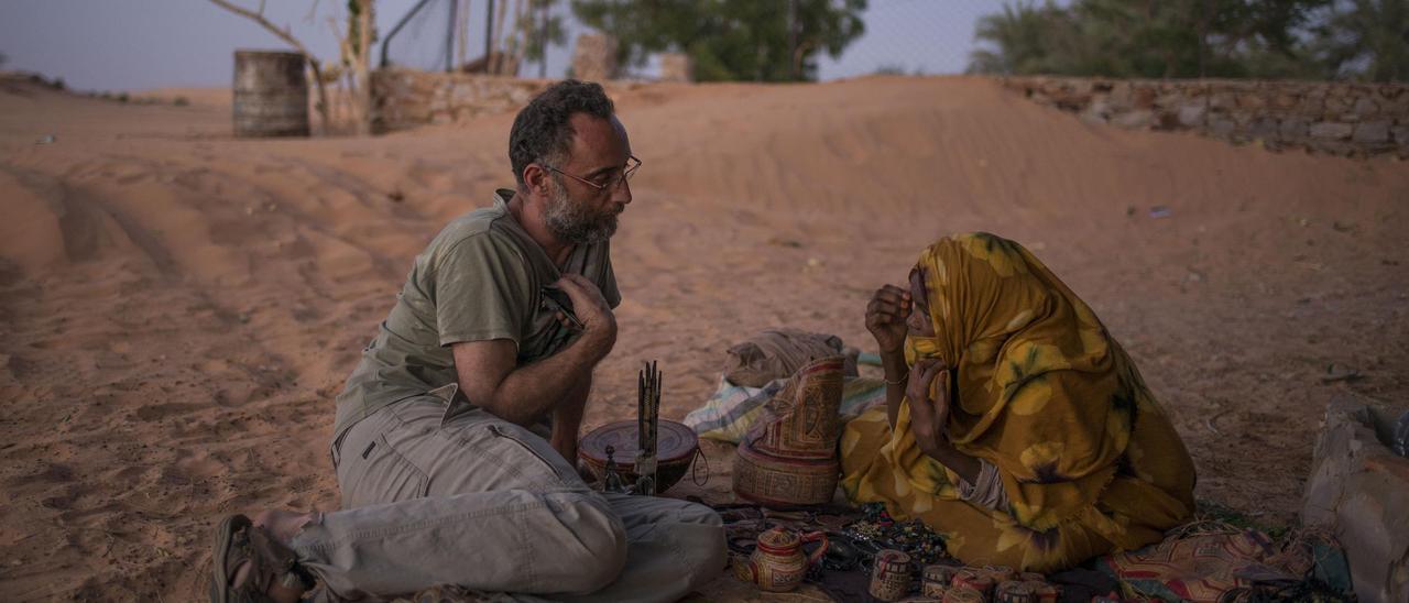Jose Naranjo junto a una mujer en Mauritania, mientras realizaba uno de sus trabajos