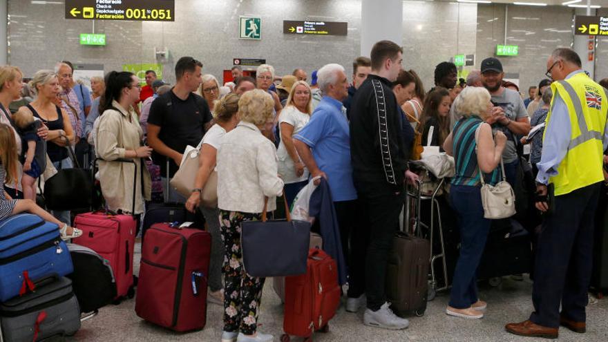 Passatgers a un punt d&#039;atenció de Thomas Cook a l&#039;aeroport de Mallorca