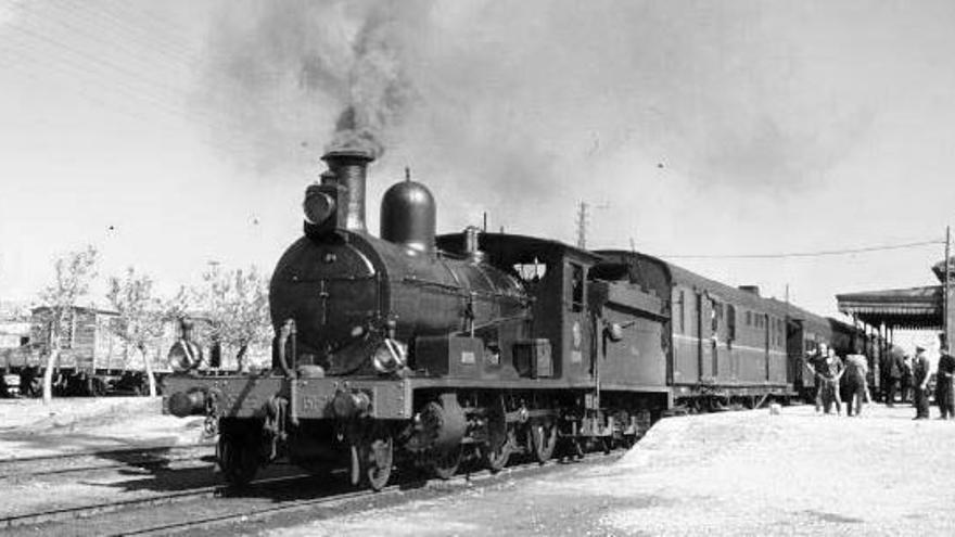 Antiguo tren correo de Granada en la estación de Almendricos.