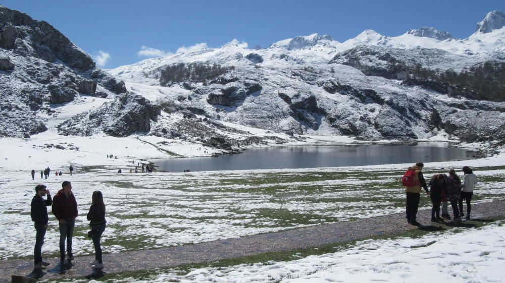 Sol y nieve para disfrutar de Los Lagos de Covadonga
