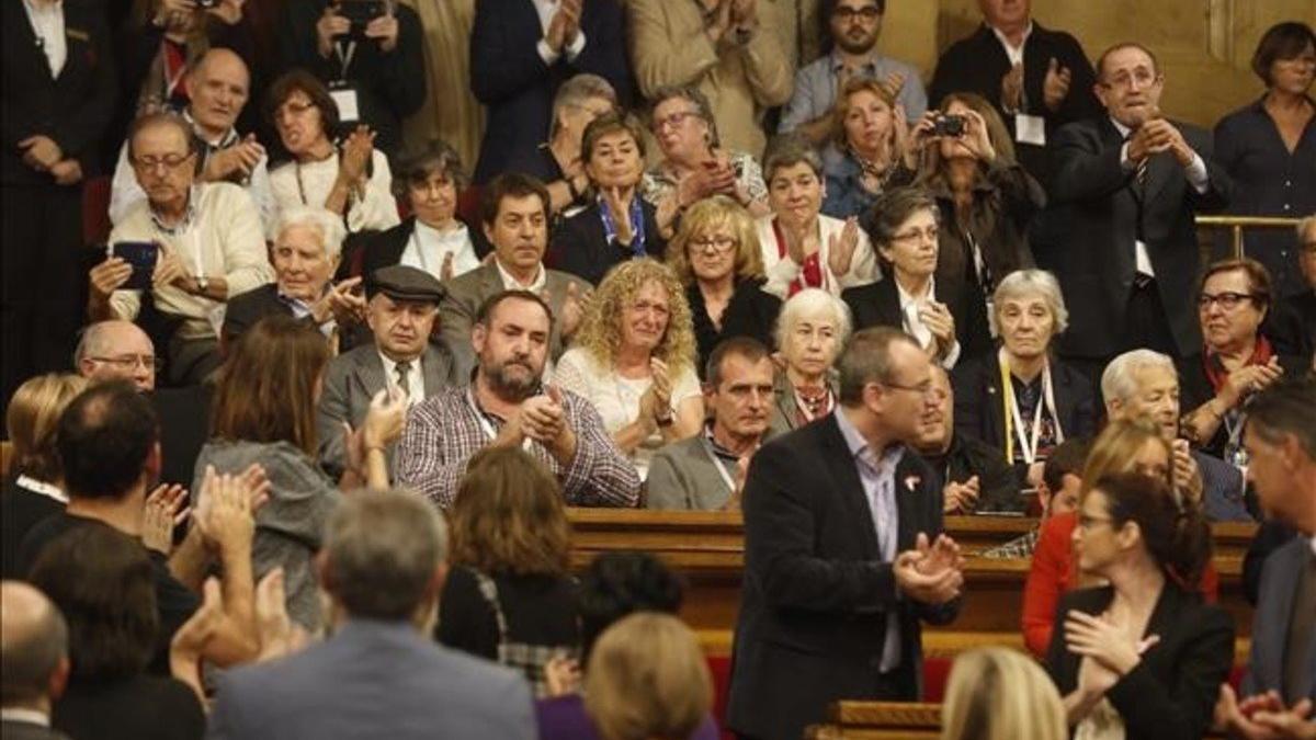 Los diputados aplauden a los familiares de víctimas del franquismo que han seguido el debate desde la tribuna de invitados