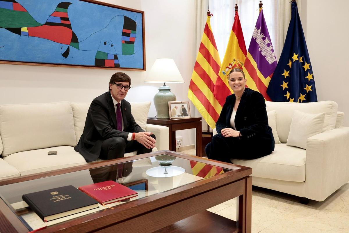 La presidenta del Govern, Marga Prohens, junto al presidente de la Generalitat de Cataluña, Salvador Illa, en la reunión celebrada esta mañana en el Consolat