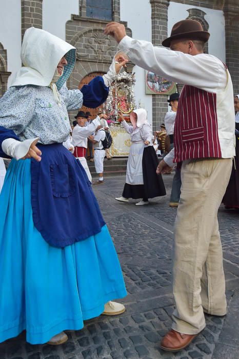 Carretas y grupos en la romería del Pino