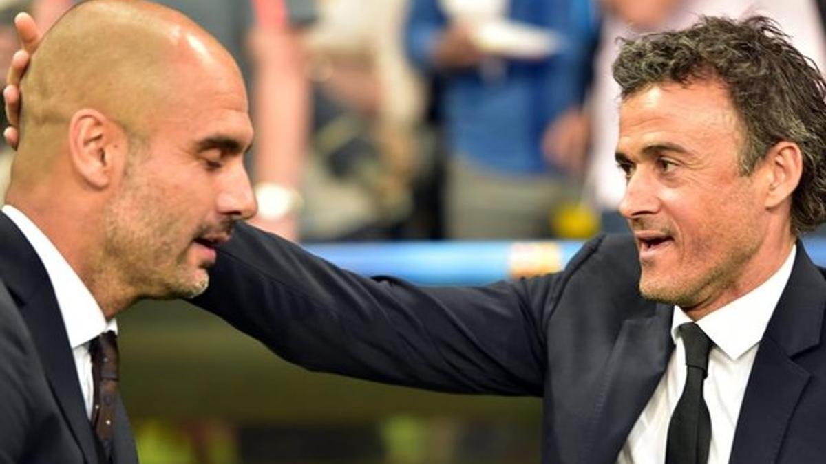 Luis Enrique, en un gesto cariñoso con su amigo Guardiola