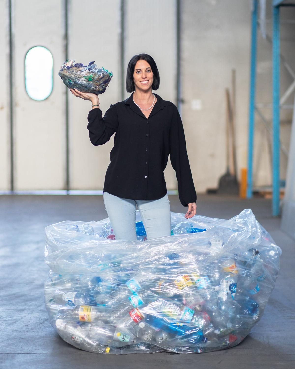 En la imagen se muestra la diferencia del tamaño de las botellas antes de echar en la máquina y cuando esta ya ha procesado la compactación.