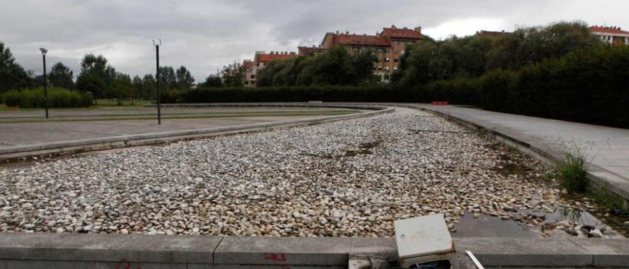 Explanada de hormigón en el parque fluvial de Viesques.