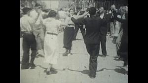 Barceloneses bailando en las fiestas de Gràcia de 1935