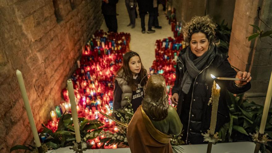 Un moment de l'encesa de ciris davant la imatge de santa Llúcia, al claustre de la Seu, on el vent n'ha apagat molts