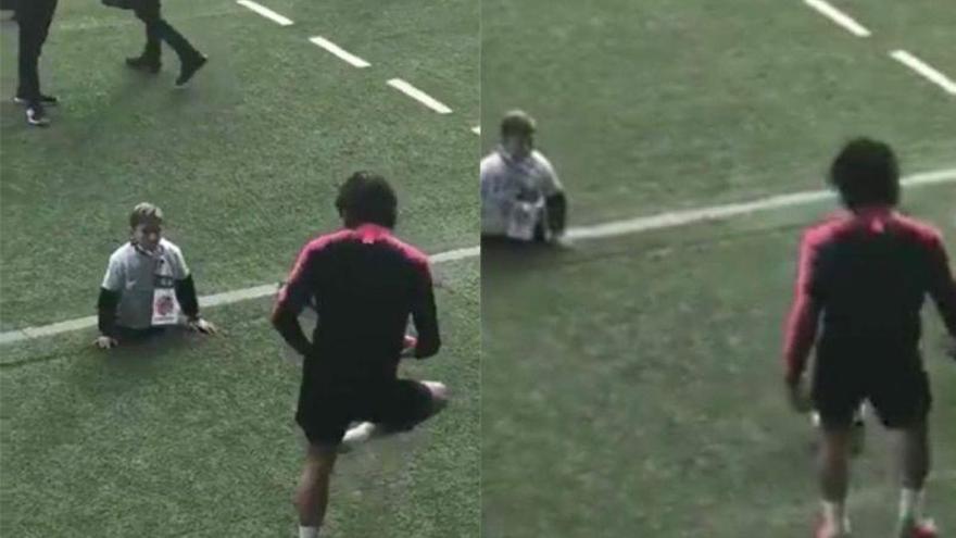 El gran gesto de Cavani al jugar con un niño sin piernas