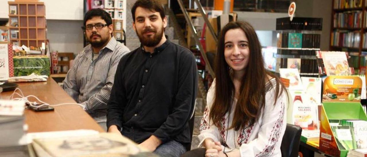 Por la izquierda, Fernando Delgado, Xuan García y Pilar Guerrero en la sede del primer debate.