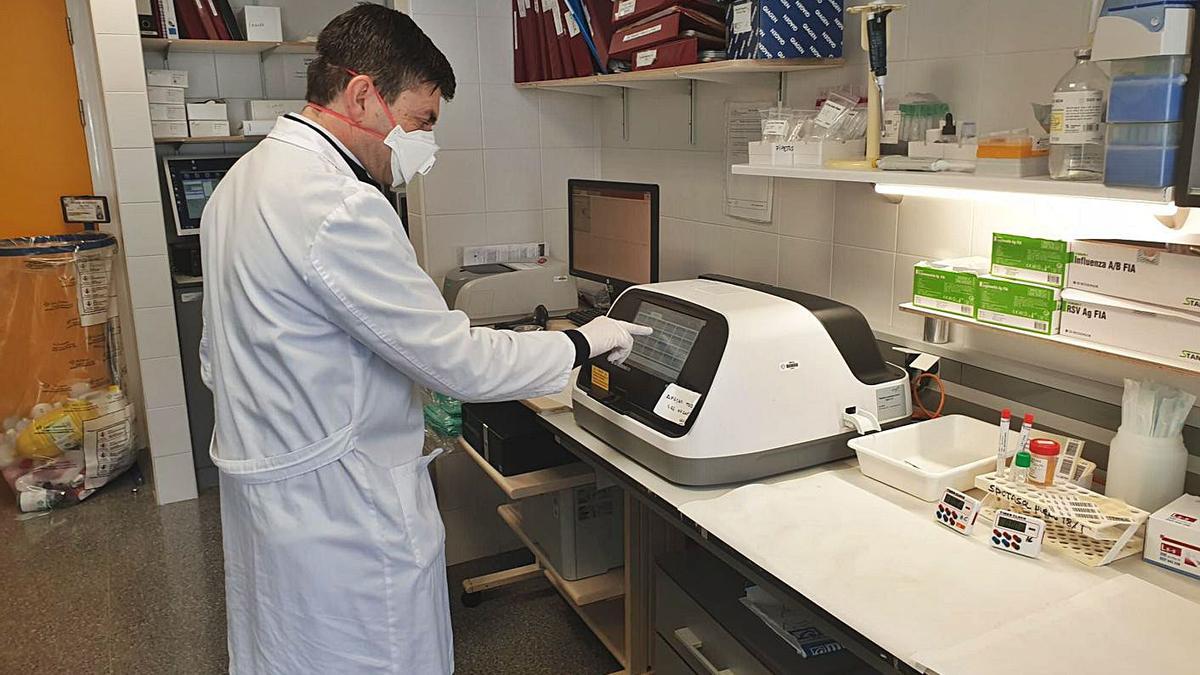 Germán Bou en el servicio de Microbiología del Hospital de A Coruña.   | // L.O.