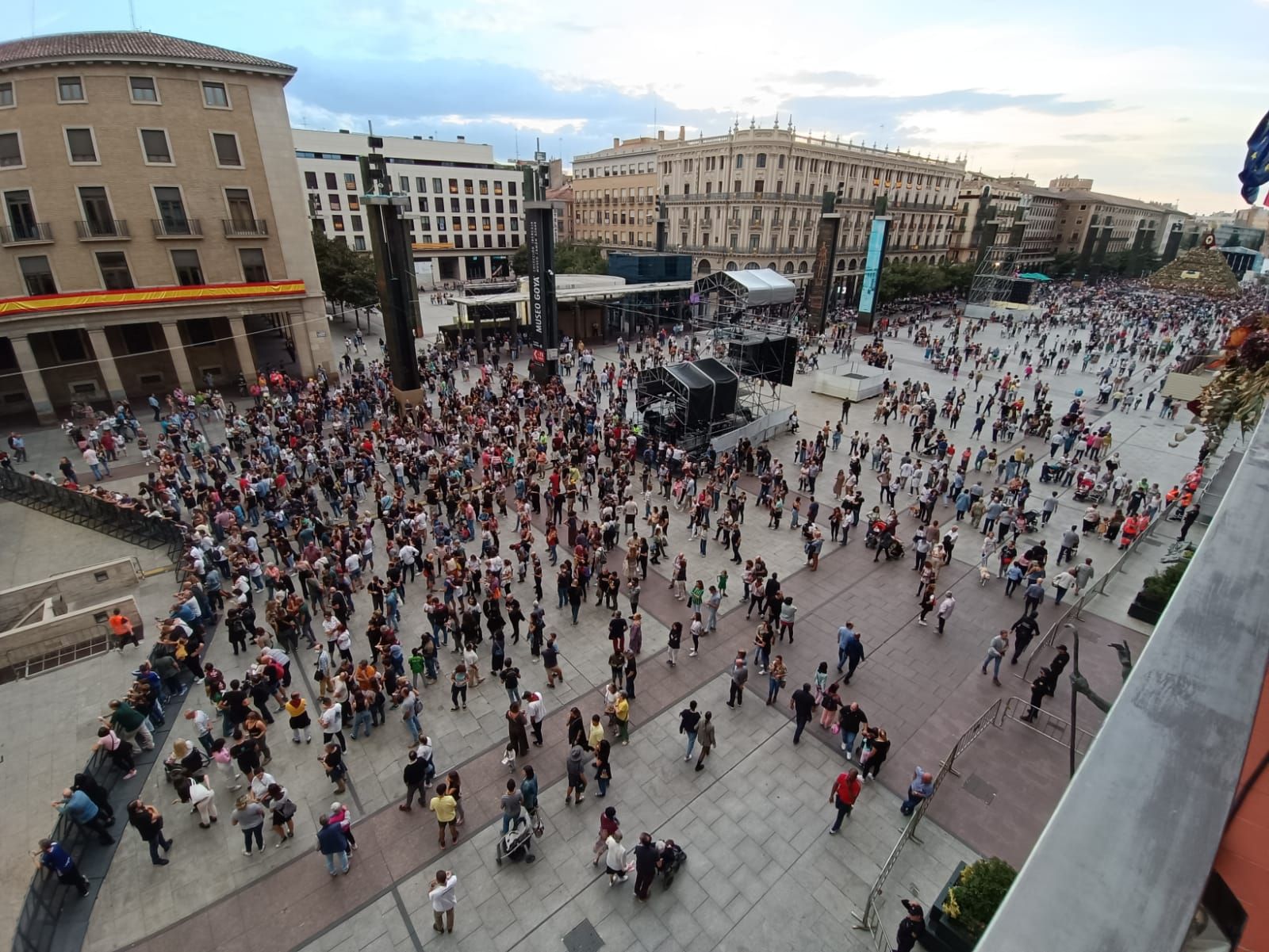 Zaragoza ha detenido las Fiestas del Pilar cinco minutos en repulsa por la agresión sexista