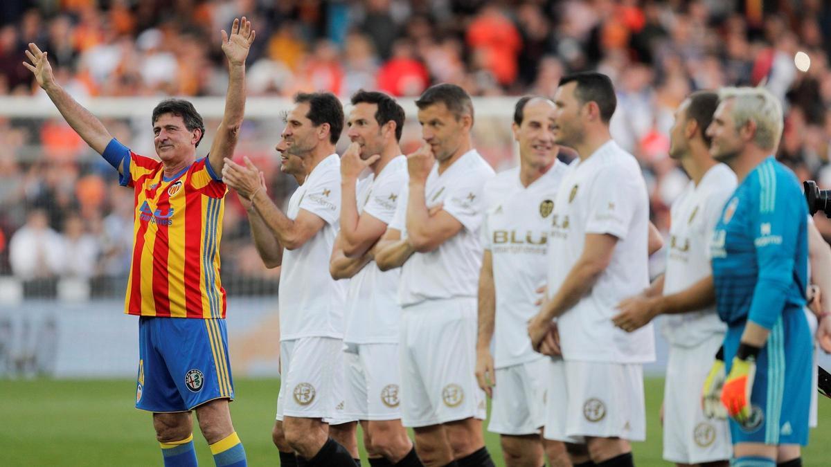 Kempes saluda a la afición en Mestalla