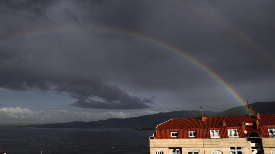 Doble arco iris esta mañana sobre la ría de Vigo. // J. Lores