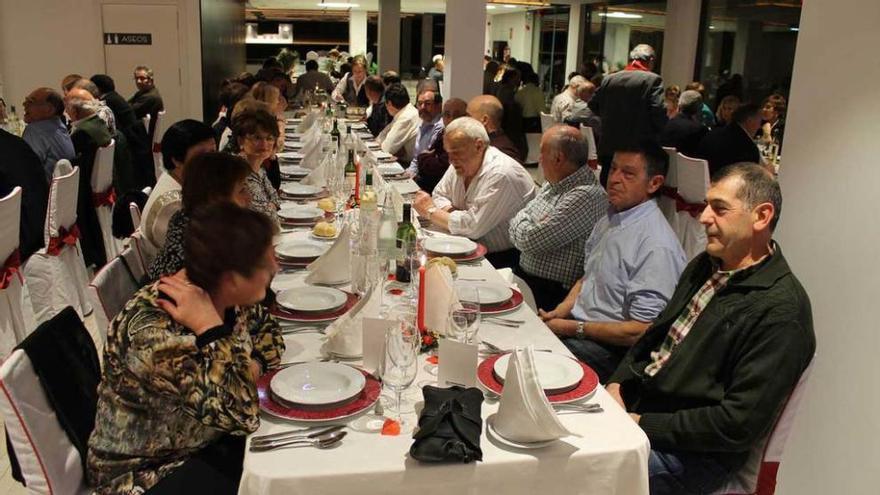 Los invitados de Bimenes a la cena del grupo &quot;La Gaita&quot;.