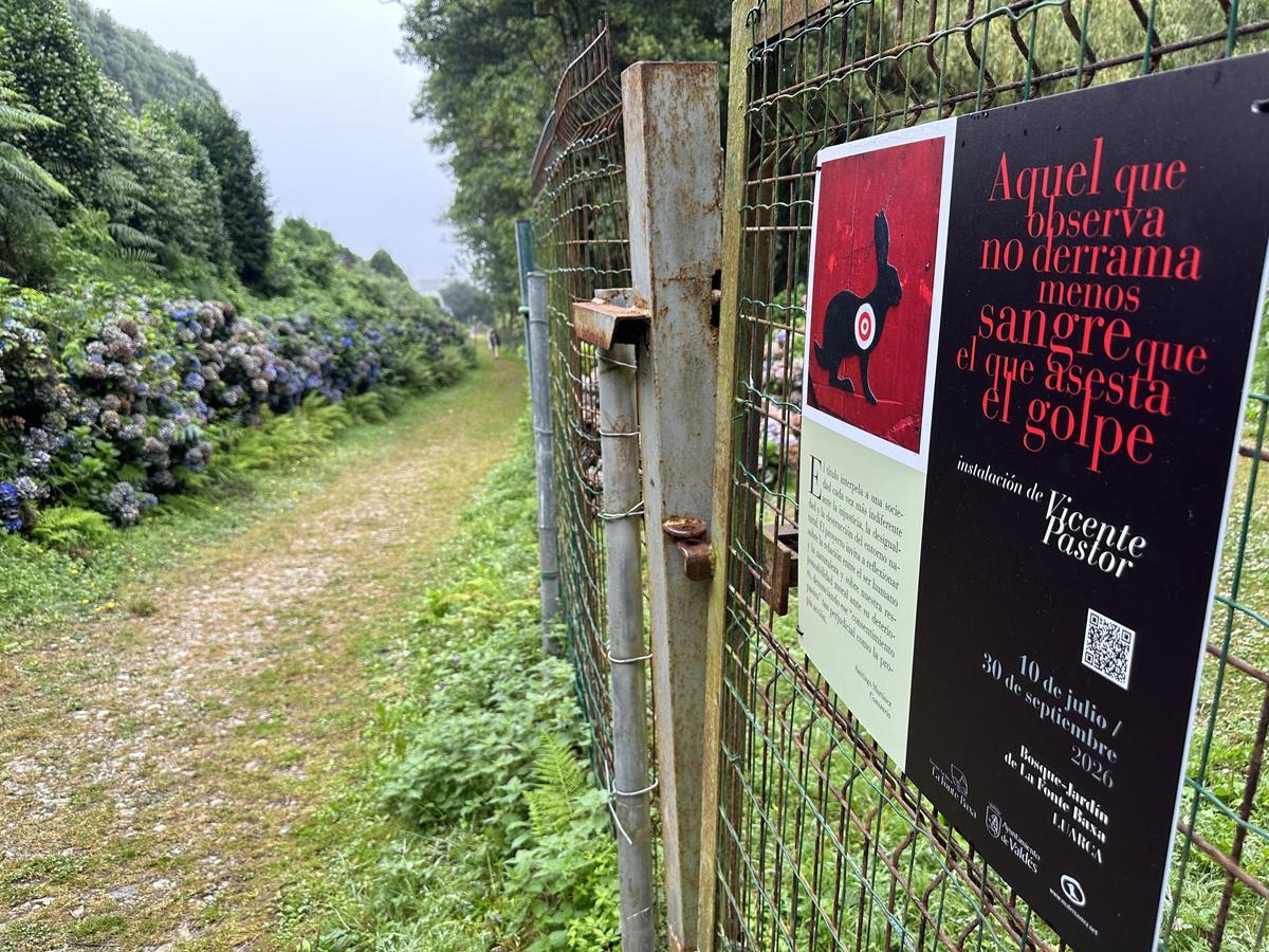 Cartelería de la exposición en el acceso al bosque-jardín.