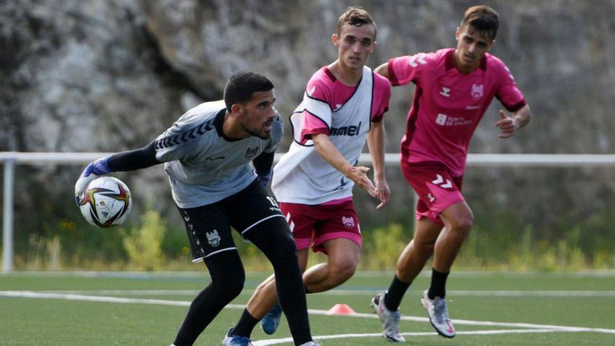 Santi Figueroa, en el centro de la imagen, en un entrenamiento. | // G.S.