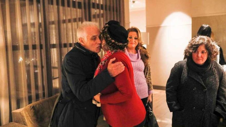 Pedro de Silva saluda a la viuda de Julio Puente, Noemí Pérez, a la que acompaña su hija, a la derecha.