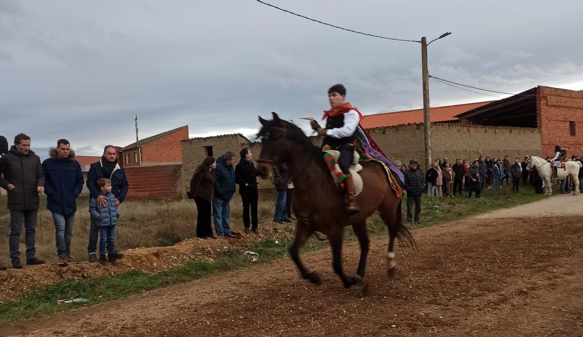 Dos de los quintos de este año durante la carrera de cintas a caballo de ayer por la tarde.