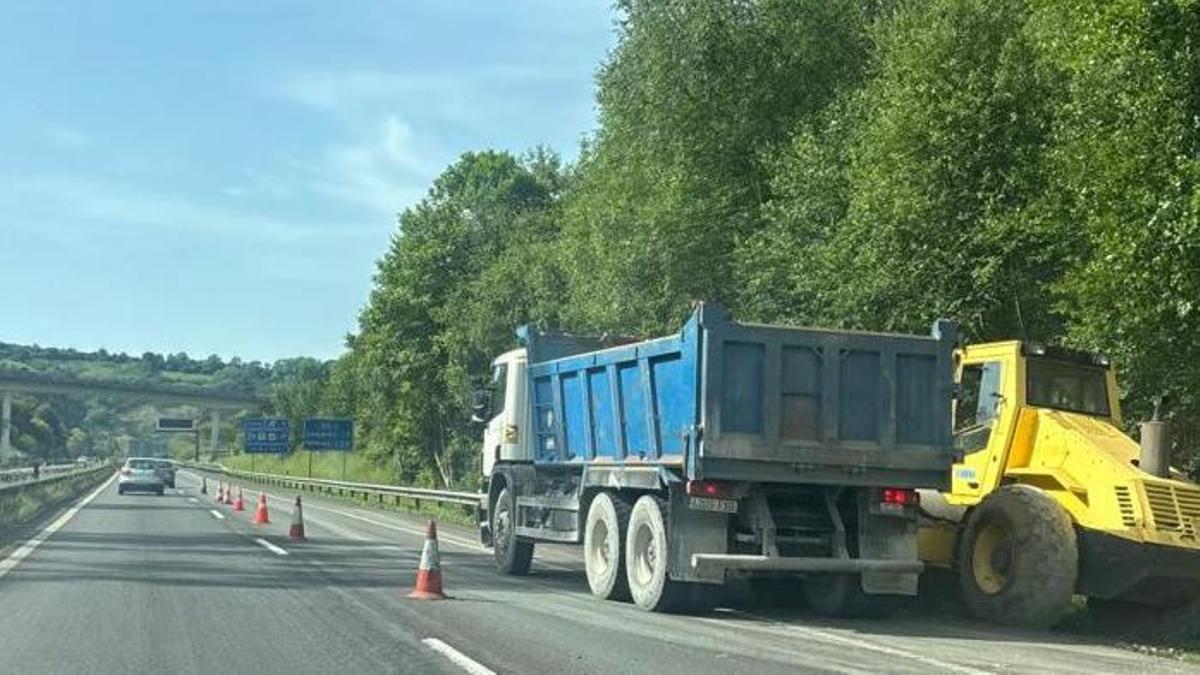La maquinaria de obra en el tramo afectado por el corte del carril. | LNE