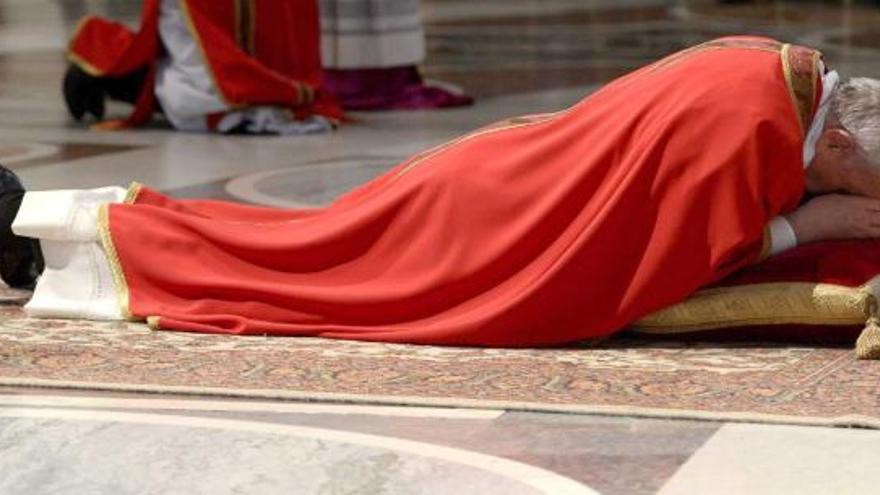 El Papa Francisco, durante la celebración de la Pasión del Señor, el Viernes Santo, en la basílica de San Pedro.