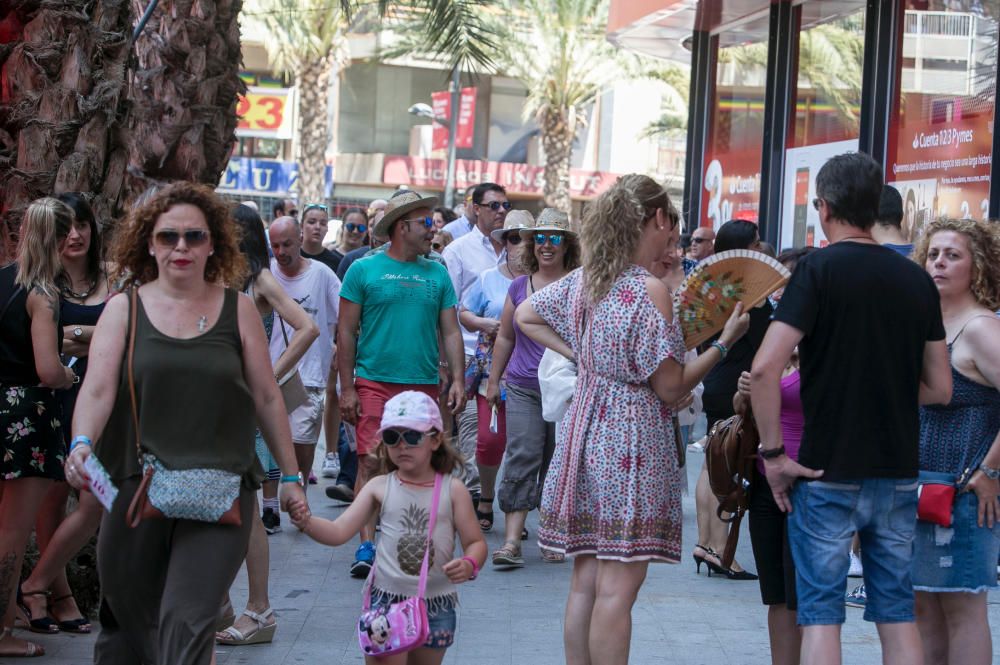 Imágenes del ambiente en la quinta mascletà de Hogueras