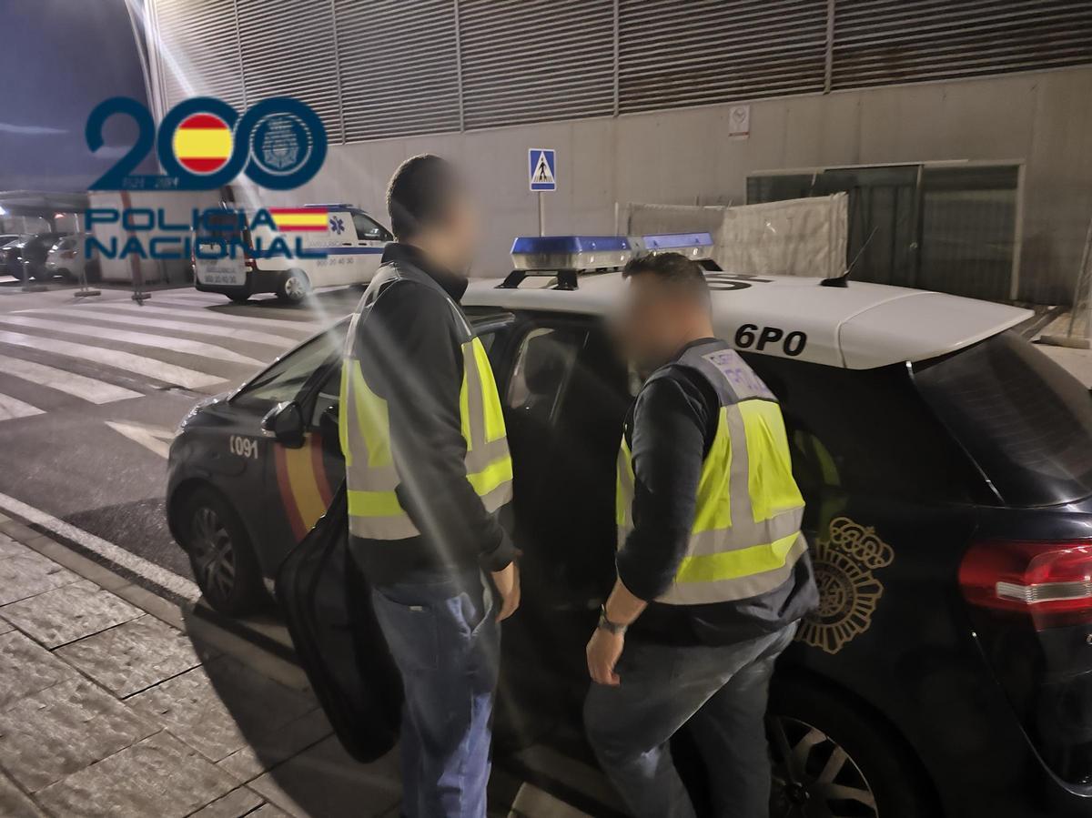El autor de los hechos dentro del vehículo de la Policía Nacional en el aeropuerto Alicante-Elche