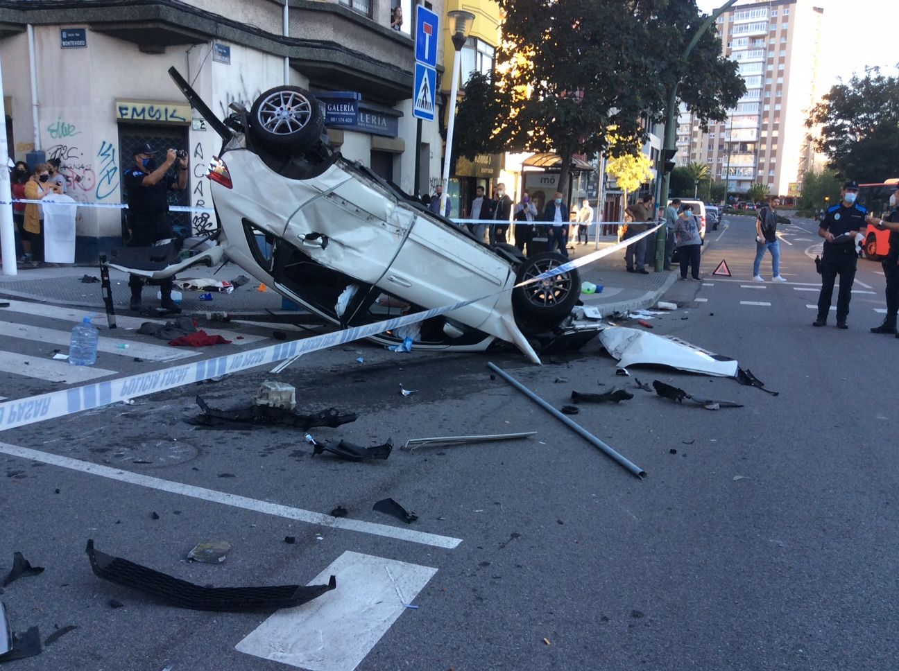 Espectacular accidente en la ronda de Outeiro con un coche precipitado a la calle Caballeros