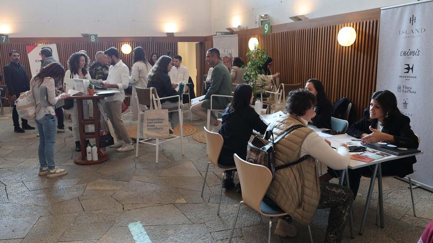 Unas 600 personas buscan trabajo en una feria de empleo de Santa Eulària con 2.100 ofertas