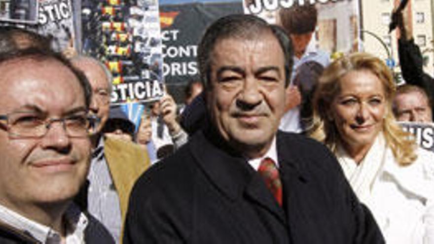 El presidente del Principado, Francisco Álvarez-Cascos, durante la concentración organizada hoy en Madrid por la asociación Voces contra el Terrorismo.