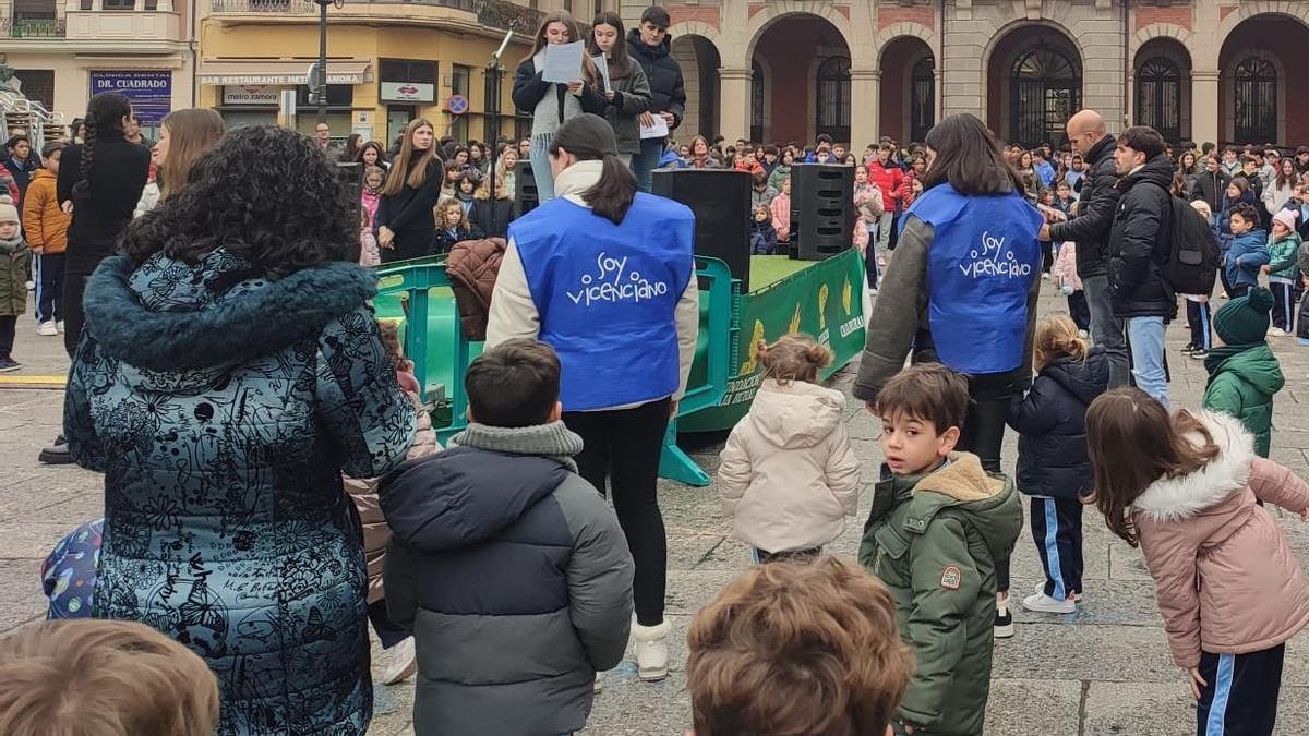 Acto del colegio Medalla Milagrosa en la Plaza Mayor.