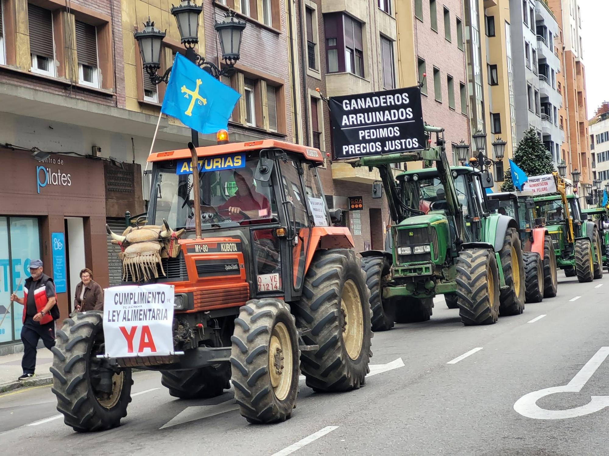 EN IMÁGENES: Así fue la tractorada de protesta del campo asturiano en Oviedo