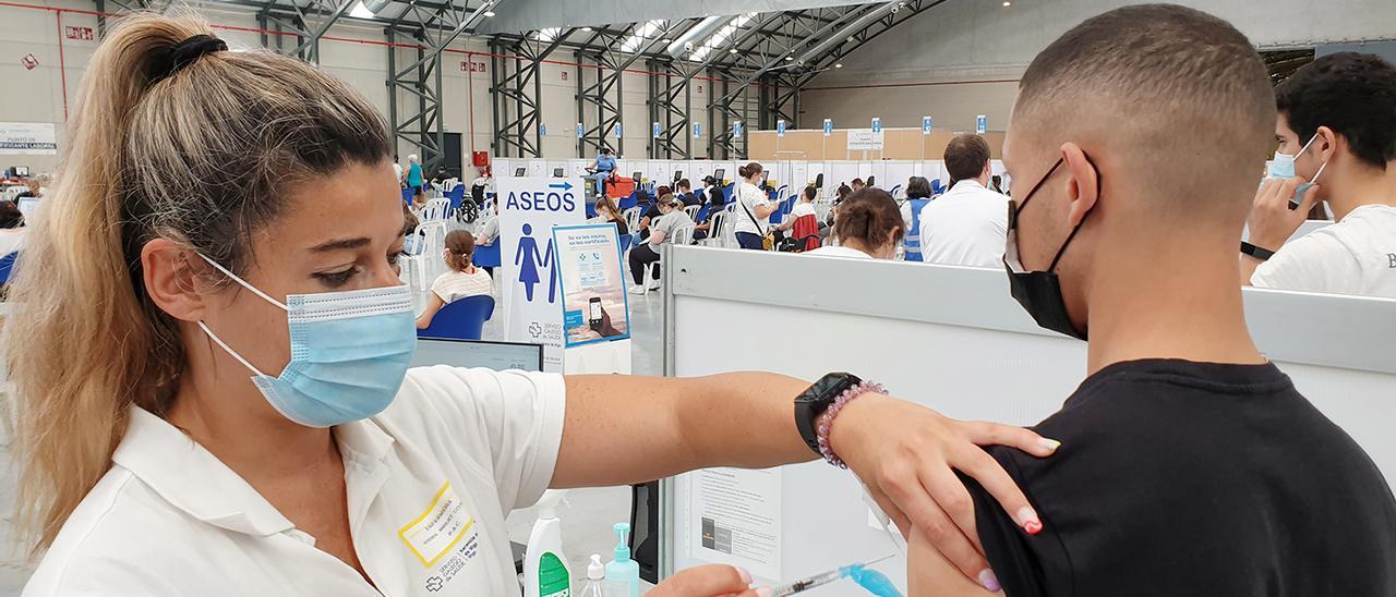 Vacunación de jóvenes en el Ifevi de Vigo