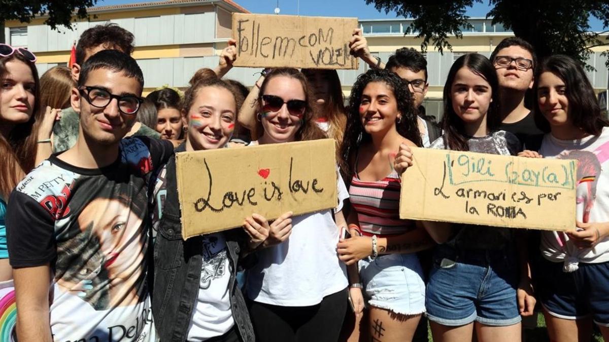 Alumnos del instituo Gili i Gaya se manifiestan contra las teorías del profesor de filosofía.