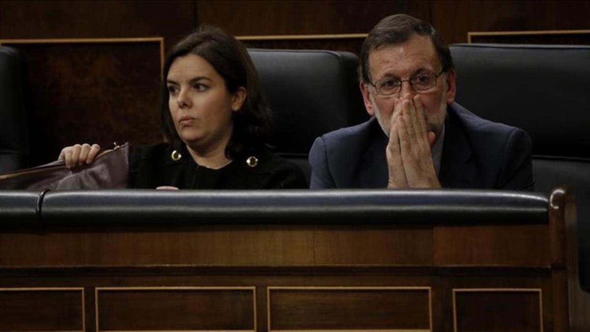 Mariano Rajoy y Soraya Sáenz de Santamaría siguen la intervención de Pedro Sánchez en el debate de investidura.