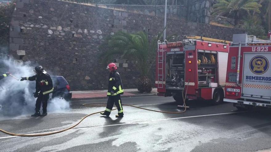 Extinguen un incendio producido en un coche en Paseo de Chil